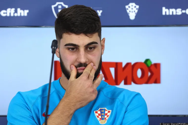 Joško, kaže, kod žena voli plave oči te želi da njegova buduća djevojka bude niža od njega. &quot;Kakva cura mora biti? Boja kose nije važna, ali volim plave oči. I da bude niža od mene, da barem u nečemu budem glava obitelji!&quot;, rekao je.