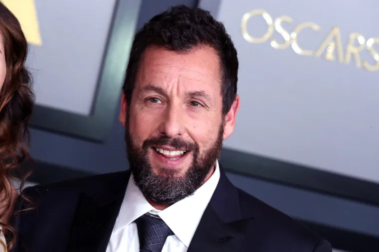 Adam Sandler je diplomirao glumu.