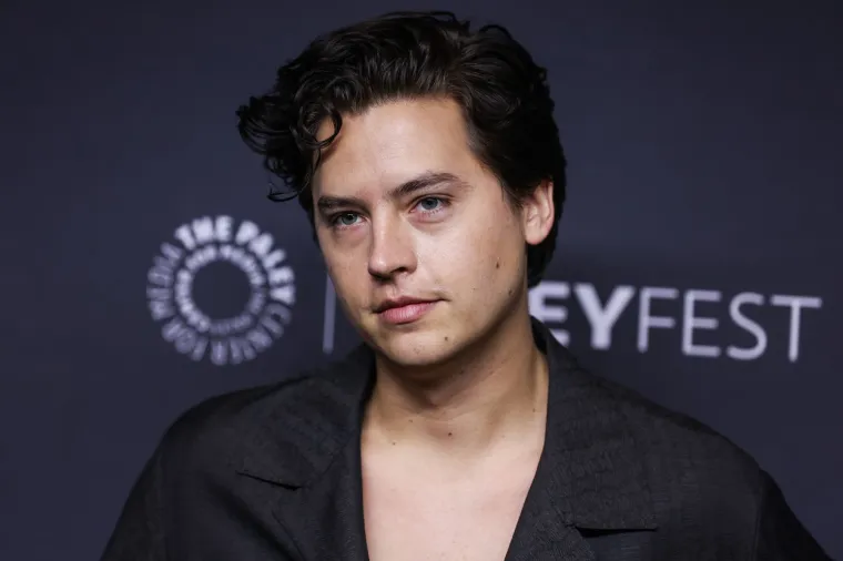 Cole Sprouse nije samo glumac, već i arheolog. Čak je iskopao masku Dioniza na iskopinama u Bugarskoj dok je studirao.