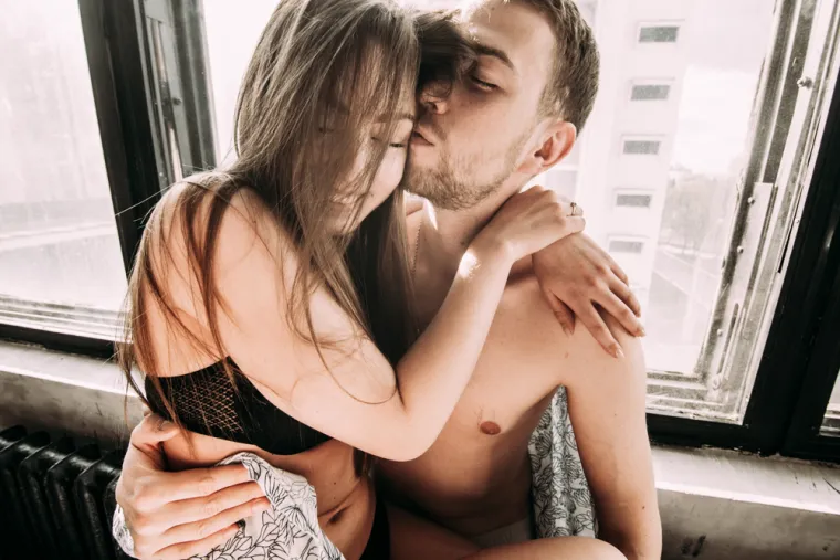 27. dan: Idite na večeru u restoran, dodirujući se ispod stola. Večer zavr&scaron;ite seksom u hotelu ili kod kuće. 