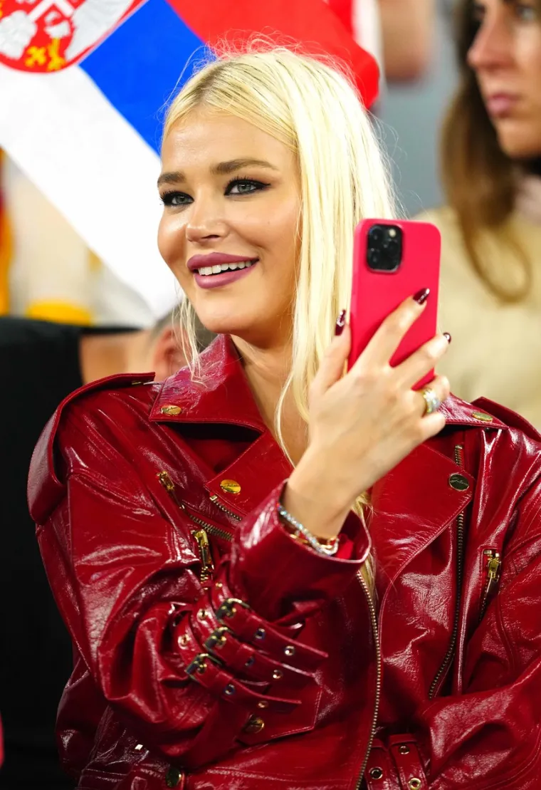 Djevojka srpske zvijezde ukrala sve poglede na tribinama: Kad se pojavila svi su gledali samo u nju