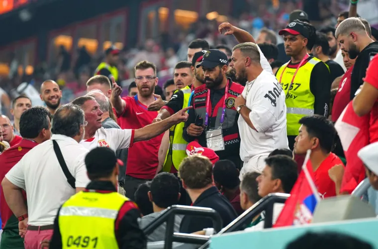 Nemile scene na utakmici Srbije i &Scaron;vicarske: Navijači se sukobili na tribinama, srećom sve je brzo zavr&scaron;ilo