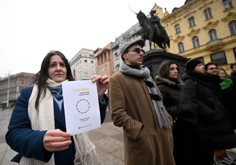 Muška krunica usred Zagreba, došli i prosvjednici. Na glave stavili krune od bodljikave žice