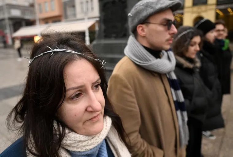Muška krunica usred Zagreba, došli i prosvjednici. Na glave stavili krune od bodljikave žice