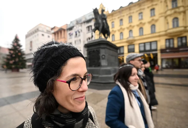 Muška krunica usred Zagreba, došli i prosvjednici. Na glave stavili krune od bodljikave žice