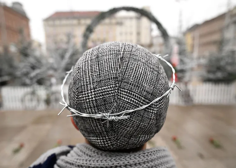 Muška krunica usred Zagreba, došli i prosvjednici. Na glave stavili krune od bodljikave žice