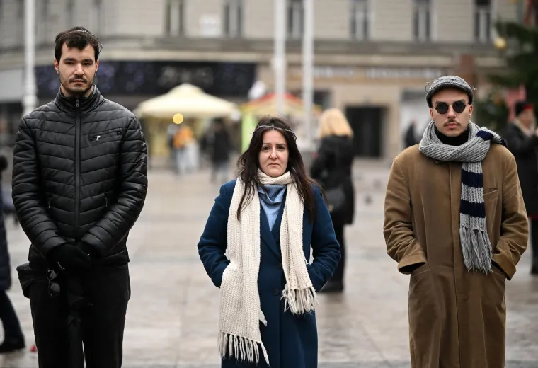 Muška krunica usred Zagreba, došli i prosvjednici. Na glave stavili krune od bodljikave žice
