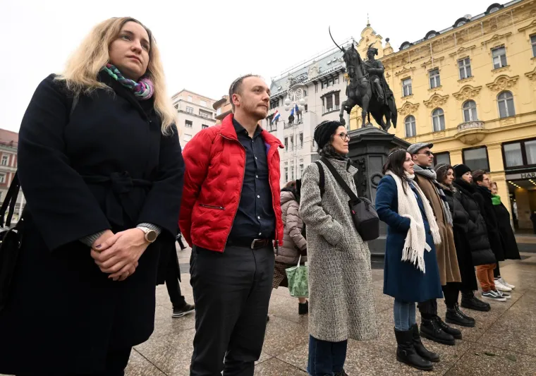 Muška krunica usred Zagreba, došli i prosvjednici. Na glave stavili krune od bodljikave žice