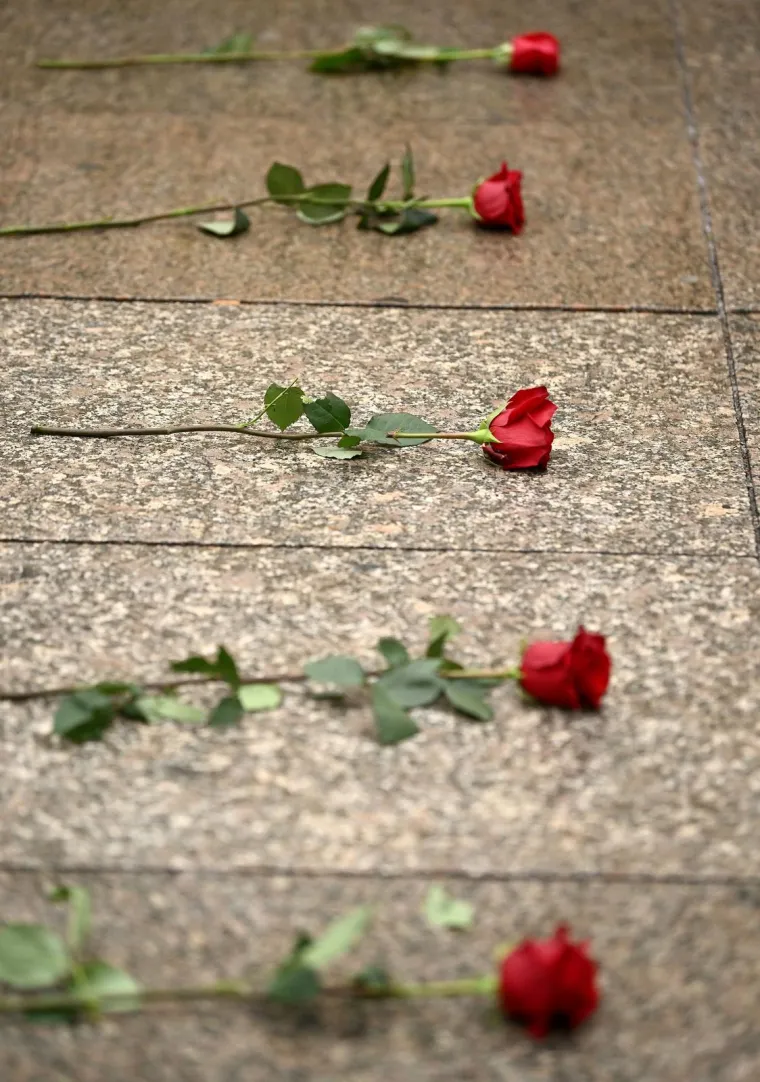 Muška krunica usred Zagreba, došli i prosvjednici. Na glave stavili krune od bodljikave žice