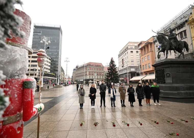 Muška krunica usred Zagreba, došli i prosvjednici. Na glave stavili krune od bodljikave žice