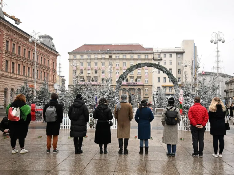 Muška krunica usred Zagreba, došli i prosvjednici. Na glave stavili krune od bodljikave žice