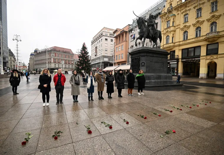 Muška krunica usred Zagreba, došli i prosvjednici. Na glave stavili krune od bodljikave žice