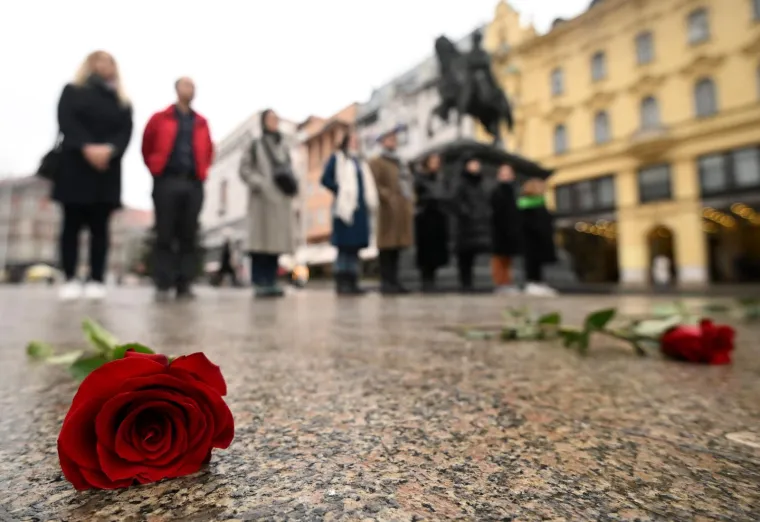 Muška krunica usred Zagreba, došli i prosvjednici. Na glave stavili krune od bodljikave žice