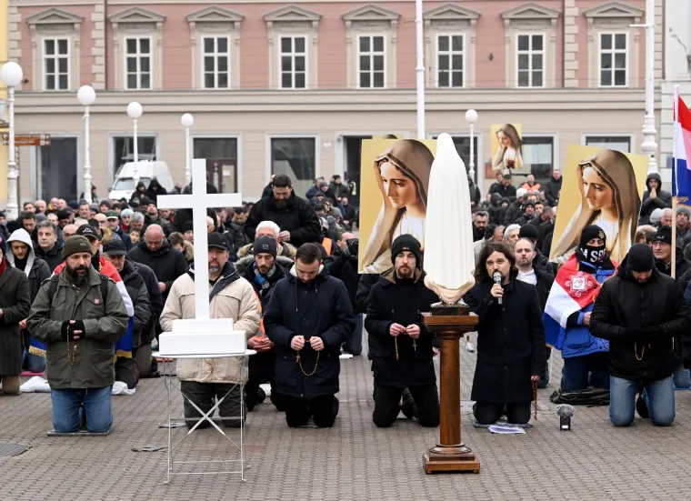 Par stotina muškaraca klečalo na Trgu bana Jelačića i molilo krunicu. Došle su i žene ovaj put