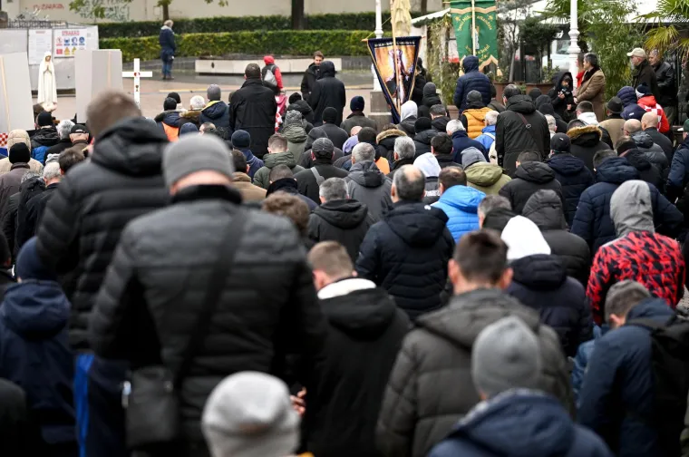 Par stotina muškaraca klečalo na Trgu bana Jelačića i molilo krunicu. Došle su i žene ovaj put