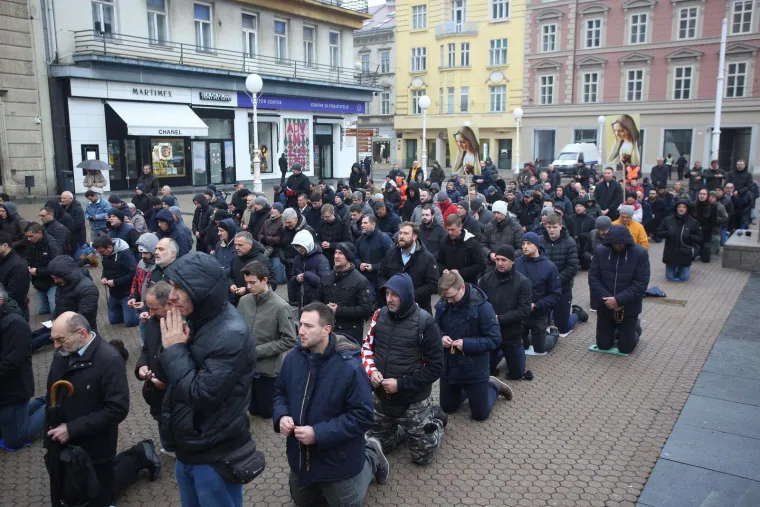 Par stotina muškaraca klečalo na Trgu bana Jelačića i molilo krunicu. Došle su i žene ovaj put