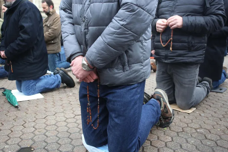 Par stotina muškaraca klečalo na Trgu bana Jelačića i molilo krunicu. Došle su i žene ovaj put