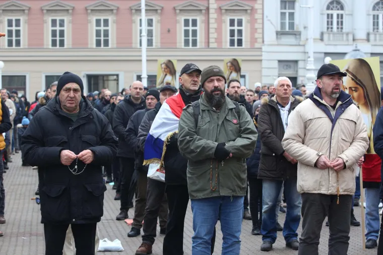 Par stotina mu&scaron;karaca klečalo na Trgu bana Jelačića i molilo krunicu. Do&scaron;le su i žene ovaj put
