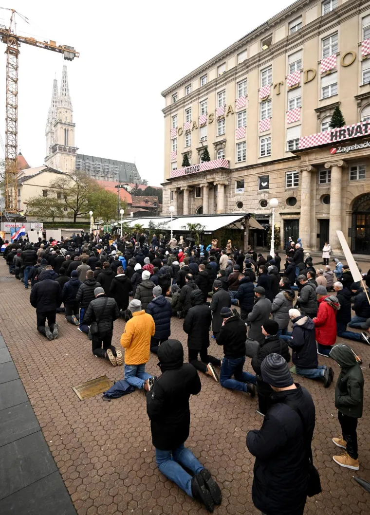 Par stotina mu&scaron;karaca klečalo na Trgu bana Jelačića i molilo krunicu. Do&scaron;le su i žene ovaj put