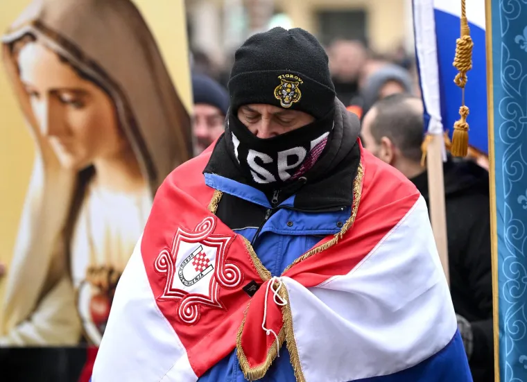 Par stotina mu&scaron;karaca klečalo na Trgu bana Jelačića i molilo krunicu. Do&scaron;le su i žene ovaj put