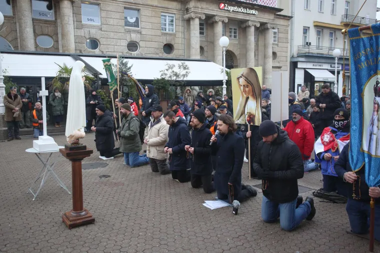 Par stotina mu&scaron;karaca klečalo na Trgu bana Jelačića i molilo krunicu. Do&scaron;le su i žene ovaj put