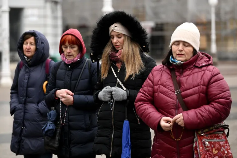 Par stotina mu&scaron;karaca klečalo na Trgu bana Jelačića i molilo krunicu. Do&scaron;le su i žene ovaj put
