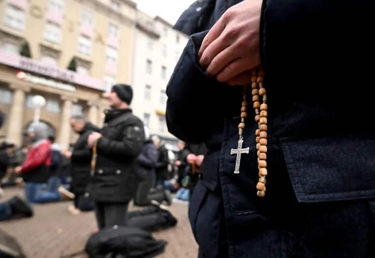 Par stotina mu&scaron;karaca klečalo na Trgu bana Jelačića i molilo krunicu. Do&scaron;le su i žene ovaj put