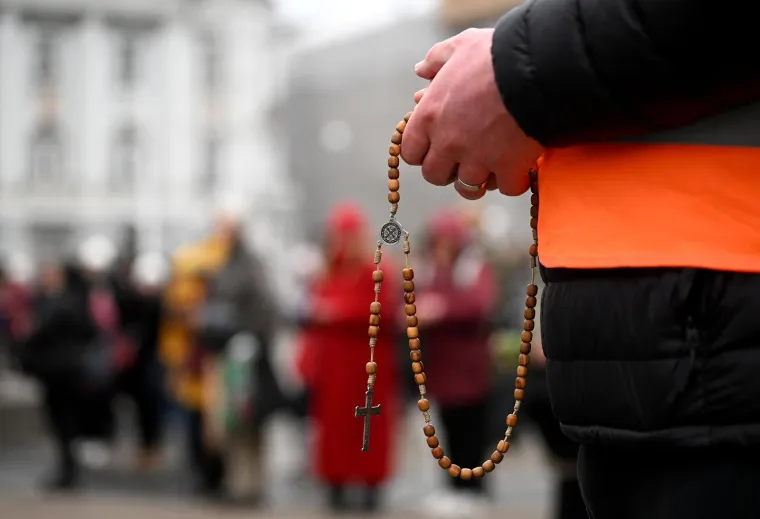 Par stotina mu&scaron;karaca klečalo na Trgu bana Jelačića i molilo krunicu. Do&scaron;le su i žene ovaj put