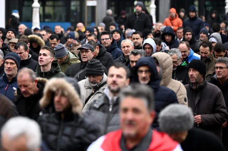 Par stotina mu&scaron;karaca klečalo na Trgu bana Jelačića i molilo krunicu. Do&scaron;le su i žene ovaj put