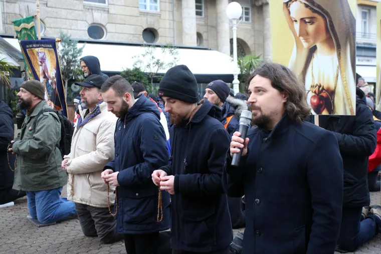 Par stotina mu&scaron;karaca klečalo na Trgu bana Jelačića i molilo krunicu. Do&scaron;le su i žene ovaj put