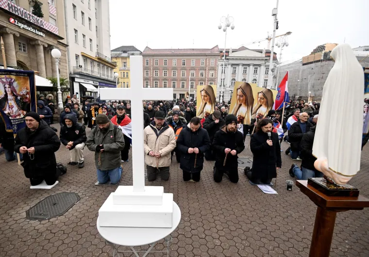 Par stotina mu&scaron;karaca klečalo na Trgu bana Jelačića i molilo krunicu. Do&scaron;le su i žene ovaj put