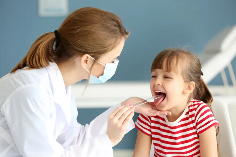 Simptomi infekcije: Simptomi su najčešće blagi, grlobolja ili kožna infekcija koja se lako liječi antibioticima, ali zaraza streptokoka skupinom A može uzrokovati niz stvari, a neke od njih su ozbiljnije. Šarlah uglavnom pogađa malu djecu i za liječenje su potrebni antibiotici.