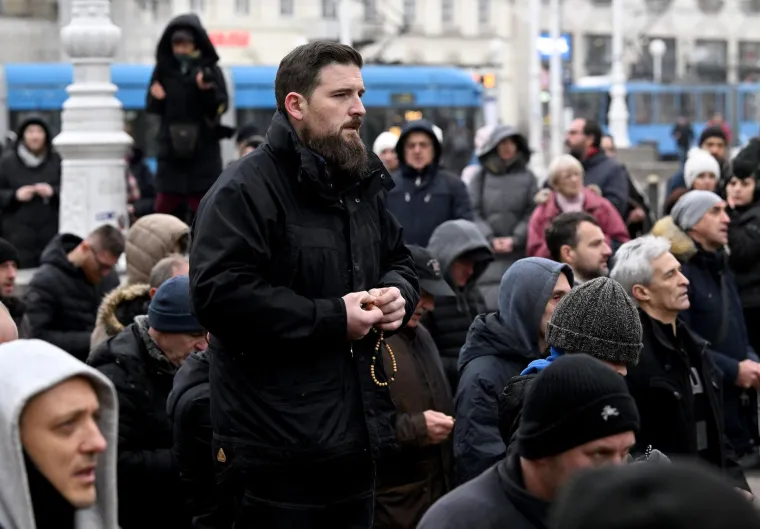 'Katolički muževi' ponovo klečali na glavnom zagrebačkom trgu: Neki su imali i ustaške simbole, a ovaj put je kontra njih bila 'Tiha misa'