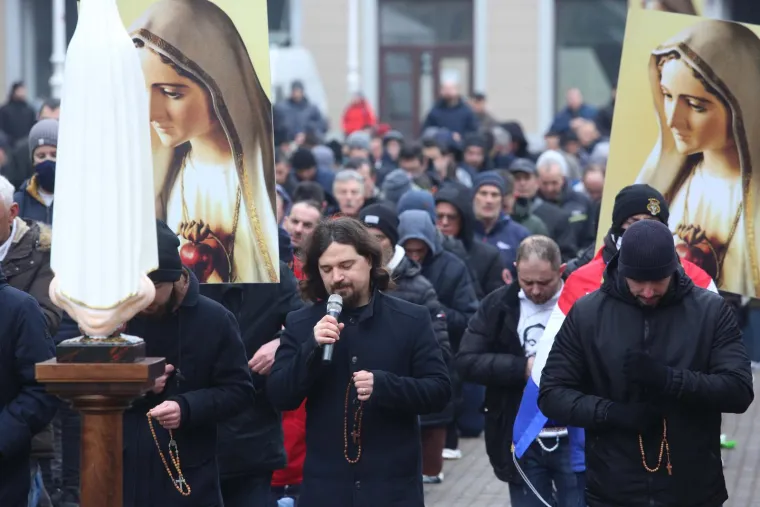 'Katolički muževi' ponovo klečali na glavnom zagrebačkom trgu: Neki su imali i ustaške simbole, a ovaj put je kontra njih bila 'Tiha misa'