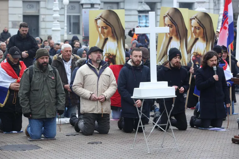 'Katolički muževi' ponovo klečali na glavnom zagrebačkom trgu: Neki su imali i ustaške simbole, a ovaj put je kontra njih bila 'Tiha misa'