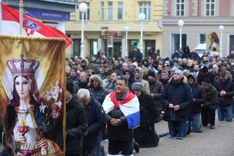 'Katolički muževi' ponovo klečali na glavnom zagrebačkom trgu: Neki su imali i ustaške simbole, a ovaj put je kontra njih bila 'Tiha misa'
