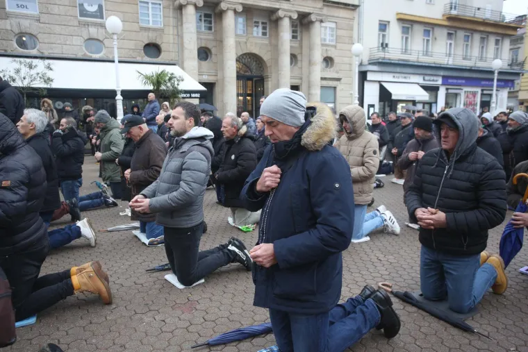 'Katolički muževi' ponovo klečali na glavnom zagrebačkom trgu: Neki su imali i ustaške simbole, a ovaj put je kontra njih bila 'Tiha misa'