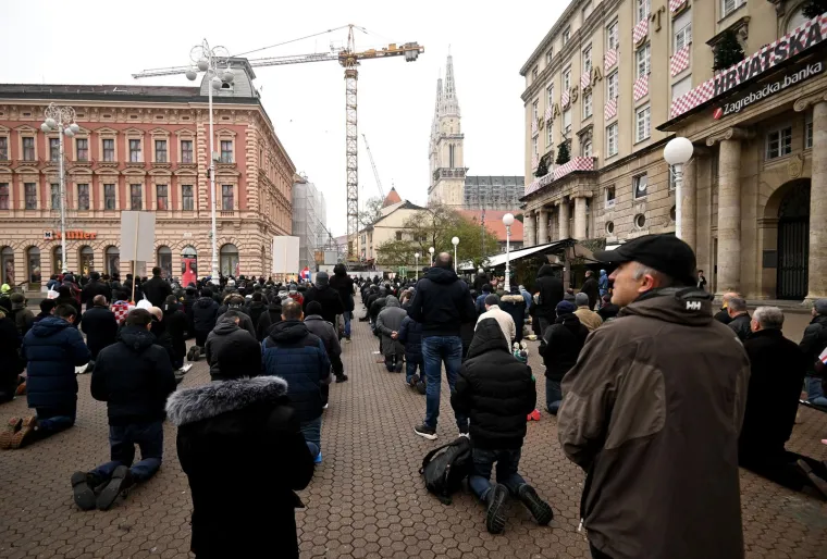 'Katolički muževi' ponovo klečali na glavnom zagrebačkom trgu: Neki su imali i ustaške simbole, a ovaj put je kontra njih bila 'Tiha misa'
