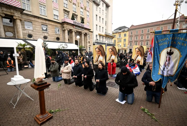 'Katolički muževi' ponovo klečali na glavnom zagrebačkom trgu: Neki su imali i ustaške simbole, a ovaj put je kontra njih bila 'Tiha misa'
