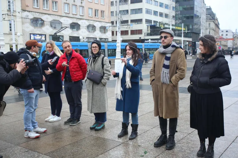 Molitelje je dočekala i kontra-molitva. Participativni performans pod nazivom &quot;Tiha misa&quot; izvlela je Arijana Lekić Fridrih sa svojom udrugom Domino kao odgovor na intenziviranoj re-tradicionalizaciji sekularnog hrvatskog društva koje u svrhu čednosti