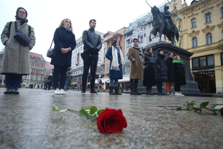 'Katolički muževi' ponovo klečali na glavnom zagrebačkom trgu: Neki su imali i ustaške simbole, a ovaj put je kontra njih bila 'Tiha misa'