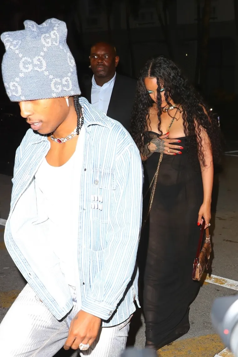 Ne čuva poglede samo za svog partnera: Rihanna u prozirnoj haljini otkrila svu raskoš svojih oblina