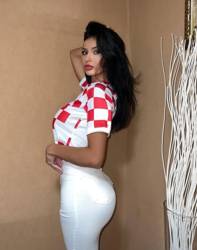 Zbog ljubavi se preselila u Poljsku, a nikada nije krila kako voli luksuzni stil života. Prije nekoliko godina otkrila je da iz Poljske dolazi u Hrvatsku kako bi posjetila omiljeni salon za nokte, ili &apos;skokne&apos; preko granice po novu torbicu. Svojedobno se pohvalila i novim luksuznim automobilom, za koji se šuška da je bio dar. 