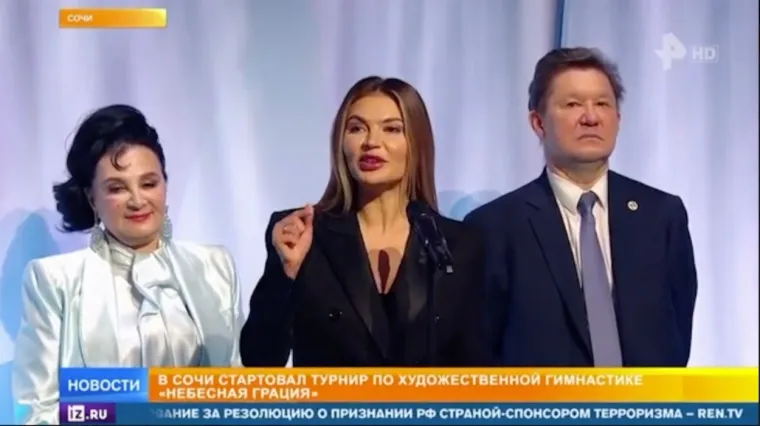 Naime, medijima je bila zanimljiva i Alinina pojava - već mjesecima se šuška da su se i ona i Putin podvrgnuli plastičnim operacijama pomlađivanja i zatezanja lica. Ruskinji su sada jagodice punije, usne veće, a lice joj je kao ispeglano bez ijedne bore.