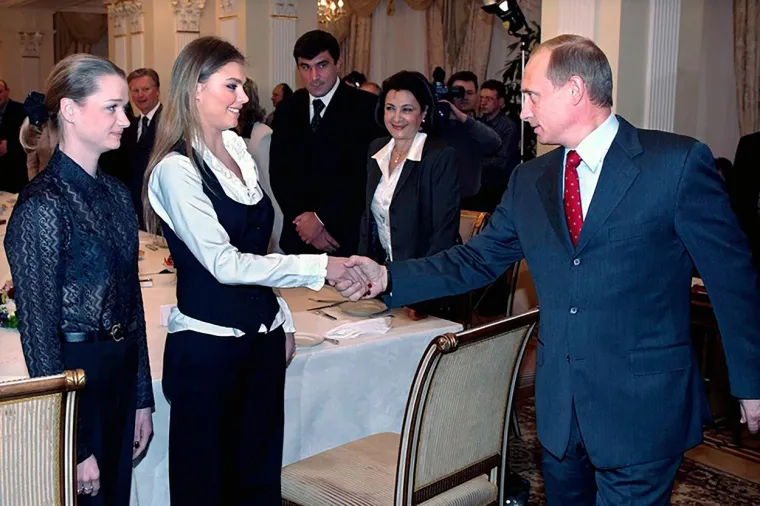 U svibnju 2023., Kabaeva je viđena kako nosi vjenčani prsten, što je izazvalo još veći interes javnosti, budući da je i Putin primijećen sličnim prstenom. 