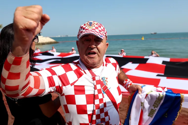 Ludilo u punom jeku: Navijači u golemom broju stigli Vatrenima pod prozor s ogromnom zastavom