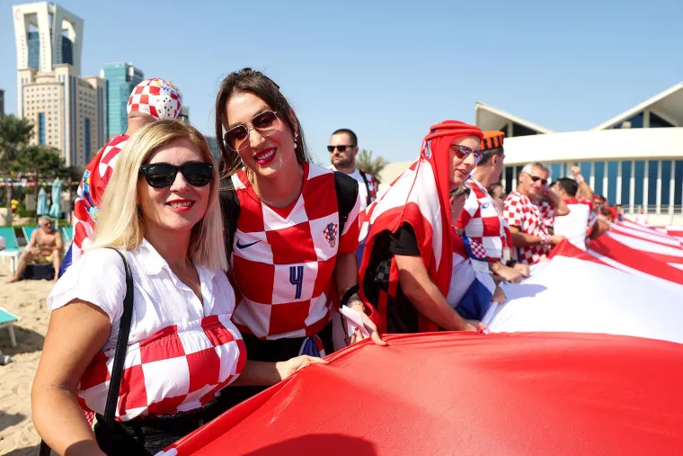 Ludilo u punom jeku: Navijači u golemom broju stigli Vatrenima pod prozor s ogromnom zastavom