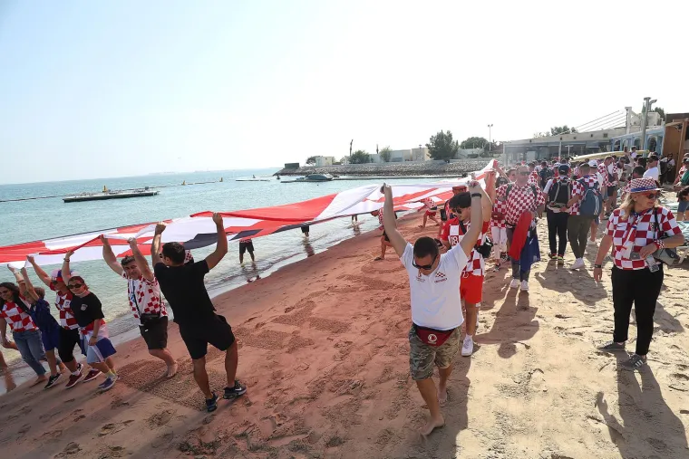 Ludilo u punom jeku: Navijači u golemom broju stigli Vatrenima pod prozor s ogromnom zastavom