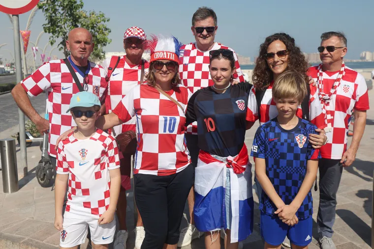 Ludilo u punom jeku: Navijači u golemom broju stigli Vatrenima pod prozor s ogromnom zastavom