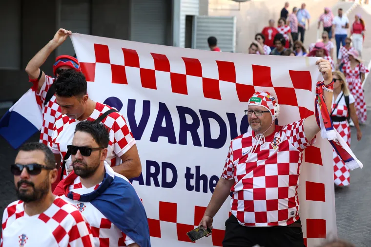 Ludilo u punom jeku: Navijači u golemom broju stigli Vatrenima pod prozor s ogromnom zastavom